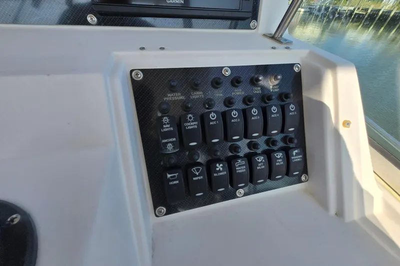 Slide: The Image of Control panel of a 1992 Grady-White Sailfish 25 Sportbridge boat. - 23