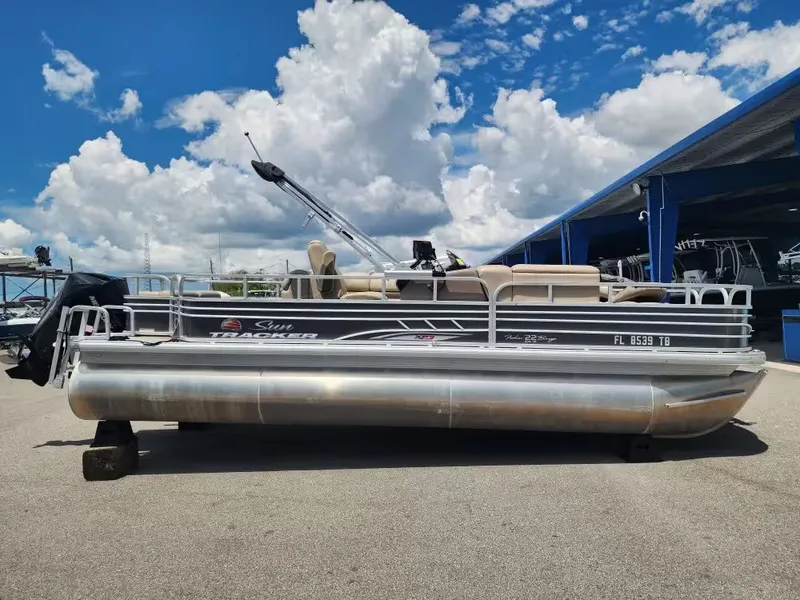 The Image of Sun Tracker 22 DLX 2022 - 1