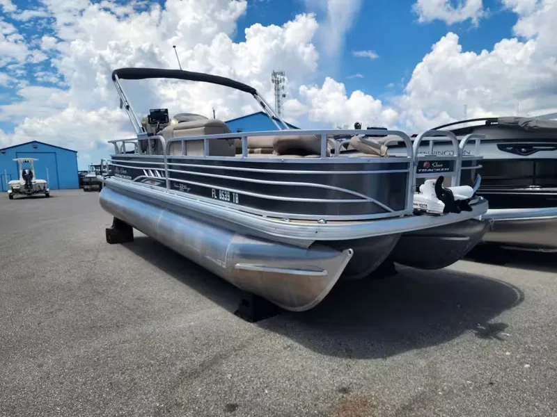 Slide: The Image of Sun Tracker 22 DLX 2022 - 3