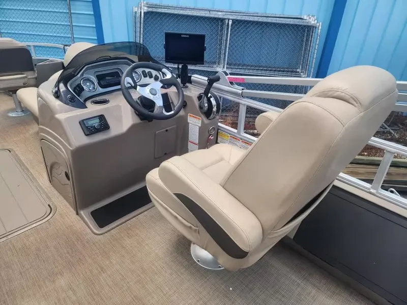 Slide: The Image of Sun Tracker 22 DLX 2022 - 8