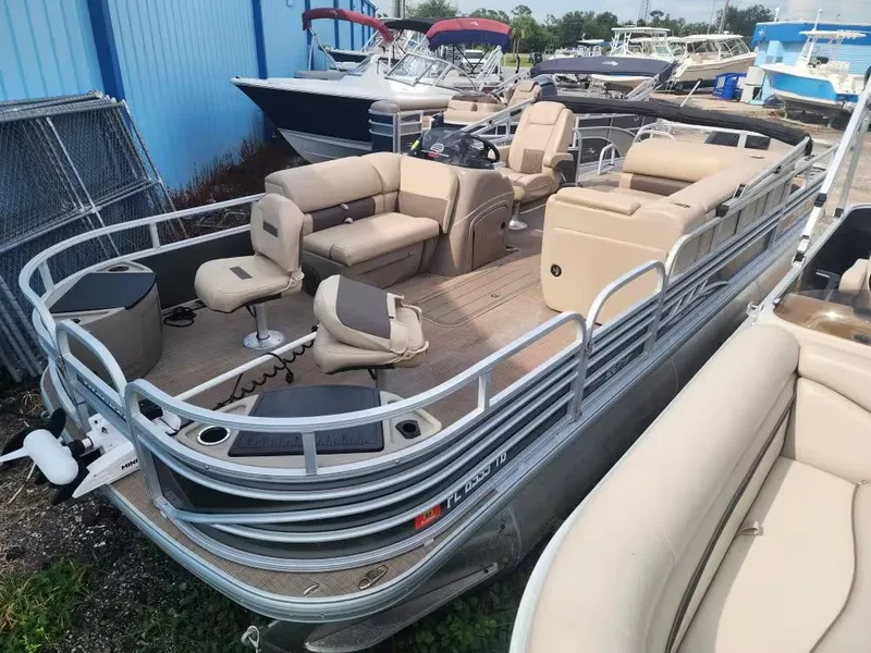 Slide: The Image of Sun Tracker 22 DLX Fishin Barge 2022 - 7