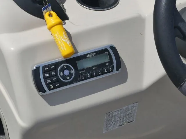 Slide: The Image of Sun Tracker Fishin' Barge 20 DLX 2015 - 21