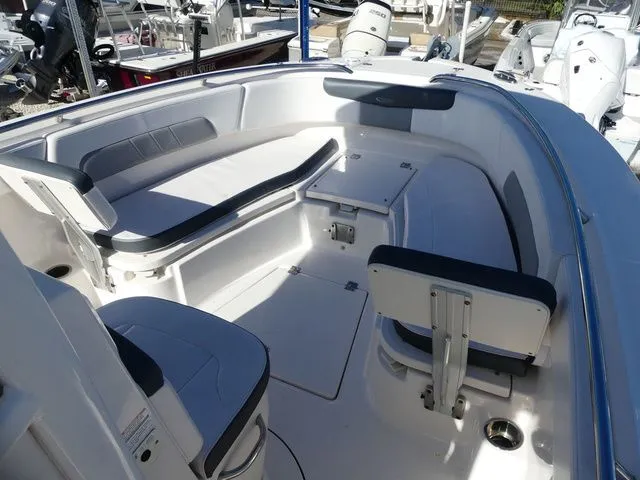 Slide: The Image of Robalo R242EX 2021 - 15