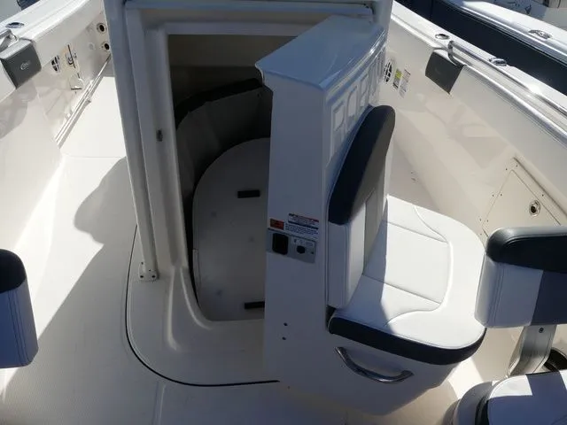 Slide: The Image of Robalo R242EX 2021 - 18