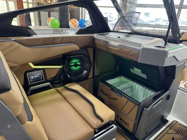 Slide: The Image of Tigé Ultré 25ZX 2026 - 11