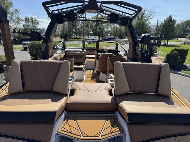 Slide: The Image of Tigé Ultré 25ZX 2026 - 13