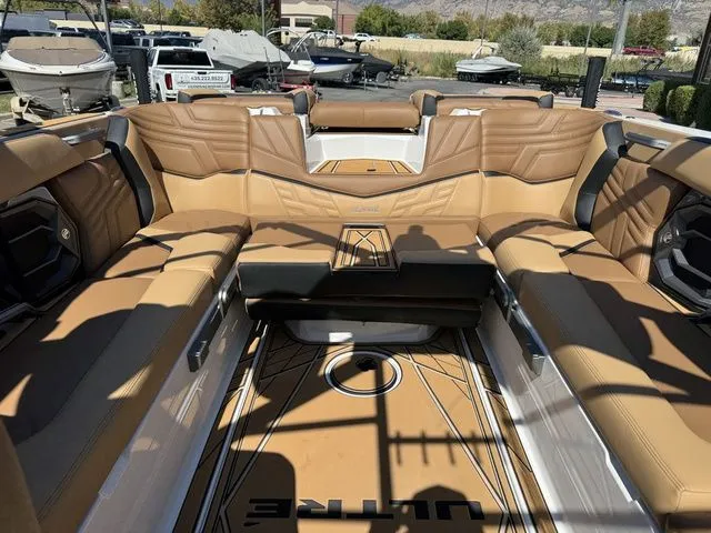 Slide: The Image of Tigé Ultré 25ZX 2026 - 15