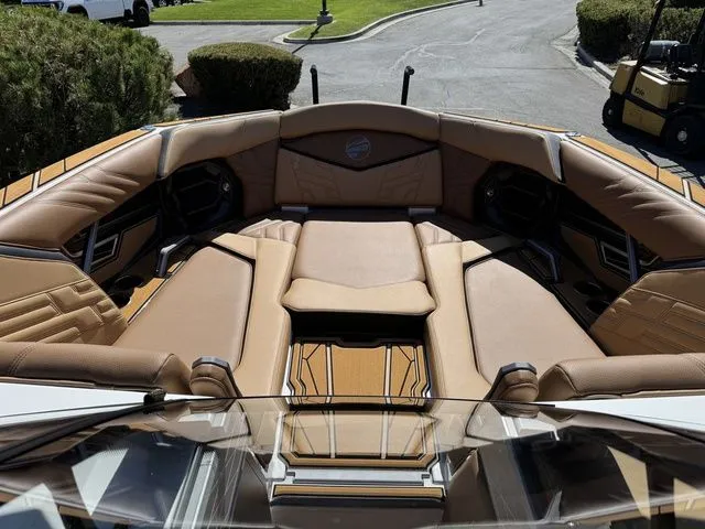 Slide: The Image of Tigé Ultré 25ZX 2026 - 16