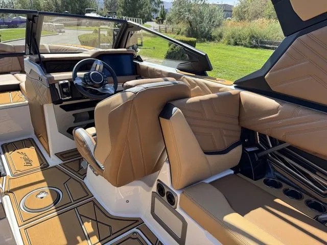 Slide: The Image of Tigé Ultré 25ZX 2026 - 17