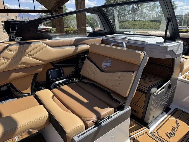 Slide: The Image of Tigé Ultré 25ZX 2026 - 19