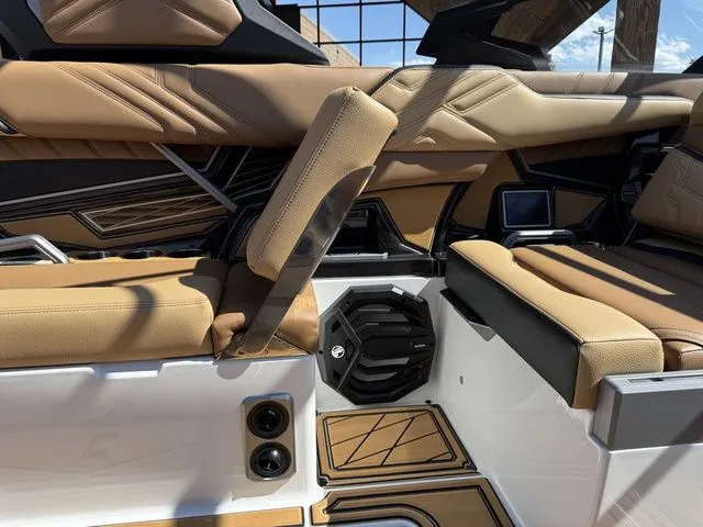 Slide: The Image of Tigé Ultré 25ZX 2026 - 21