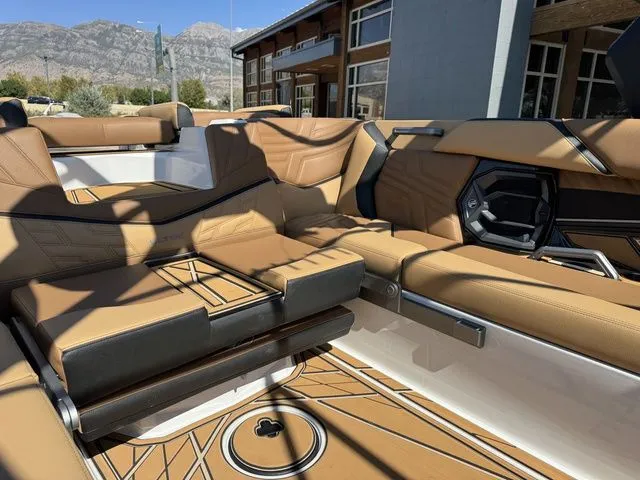 Slide: The Image of Tigé Ultré 25ZX 2026 - 22