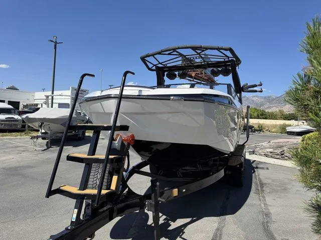 Slide: The Image of Tigé Ultré 25ZX 2026 - 4