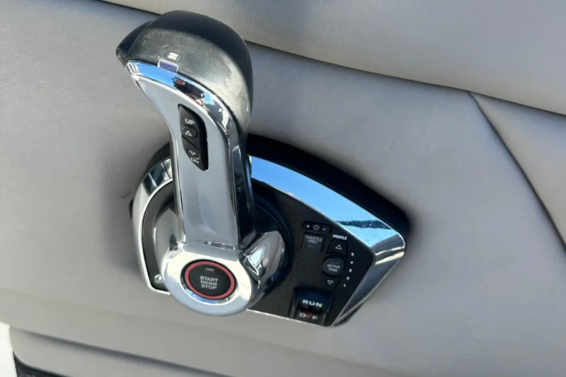 Slide: The Image of Throttle control lever on 2022 Four Winns HD5 OB boat dashboard. - 16