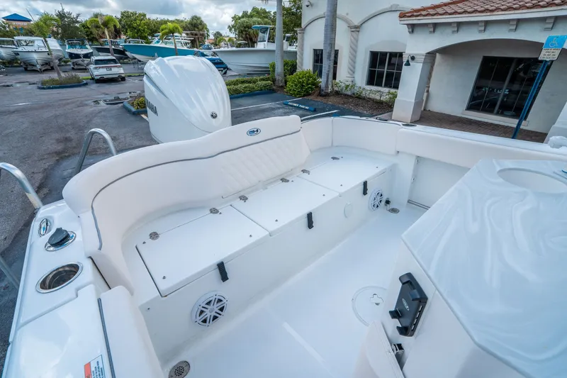 Slide: The Image of Sea Hunt Ultra 245 SE 2026 - 11