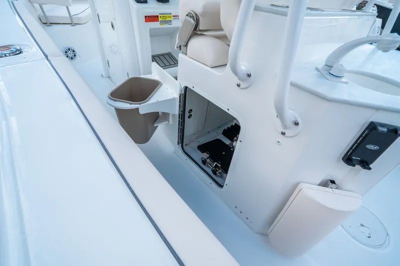 Slide: The Image of Sea Hunt Ultra 245 SE 2026 - 15