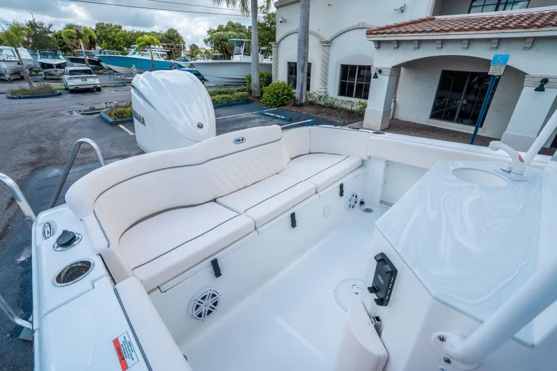 Slide: The Image of Sea Hunt Ultra 245 SE 2026 - 10