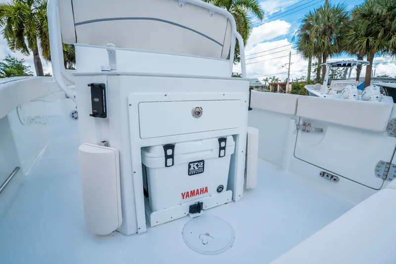 Slide: The Image of Sea Hunt Ultra 245 SE 2026 - 13