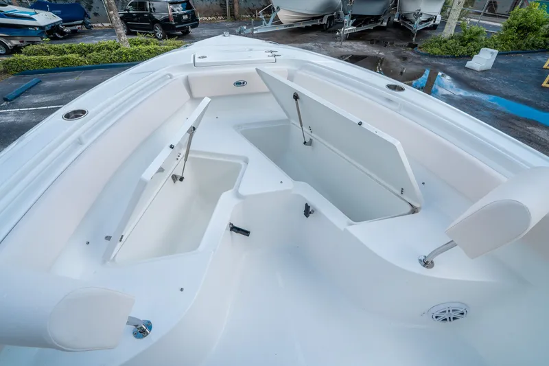 Slide: The Image of Sea Hunt Ultra 245 SE 2026 - 24