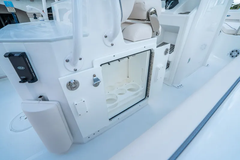 Slide: The Image of Sea Hunt Ultra 245 SE 2026 - 16