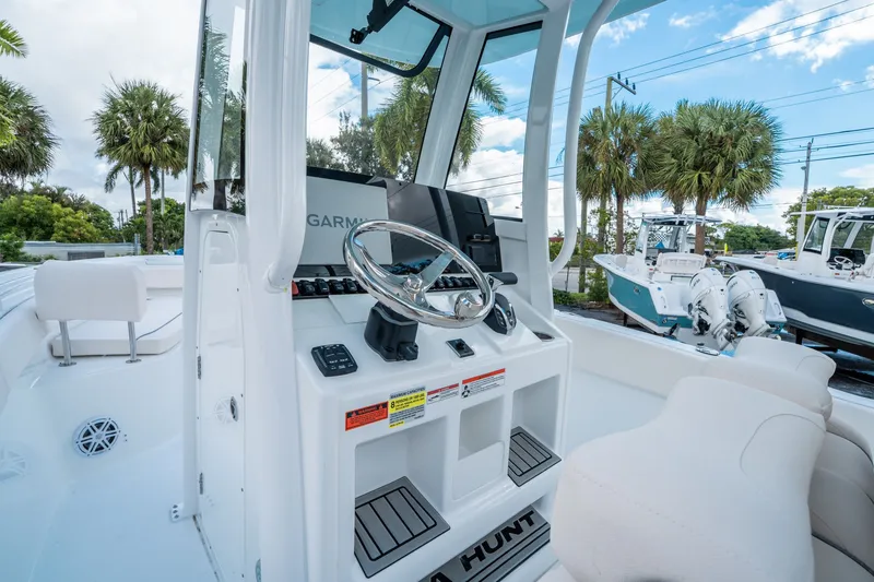 Slide: The Image of Sea Hunt Ultra 245 SE 2026 - 18