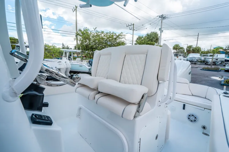 Slide: The Image of Sea Hunt Ultra 245 SE 2026 - 19