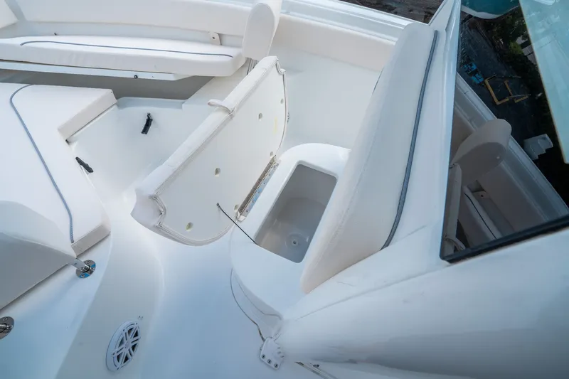 Slide: The Image of Sea Hunt Ultra 245 SE 2026 - 27