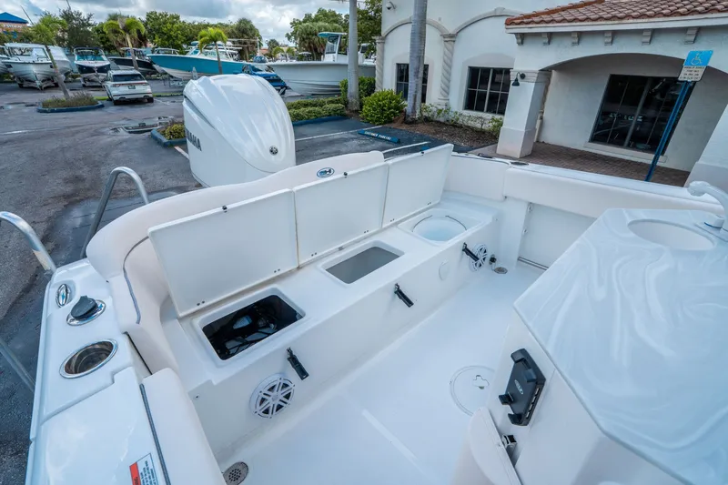 Slide: The Image of Sea Hunt Ultra 245 SE 2026 - 12