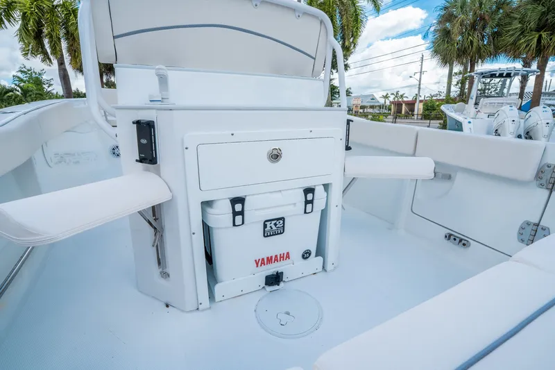 Slide: The Image of Sea Hunt Ultra 245 SE 2026 - 14