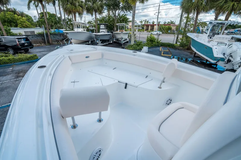 Slide: The Image of Sea Hunt Ultra 245 SE 2026 - 23