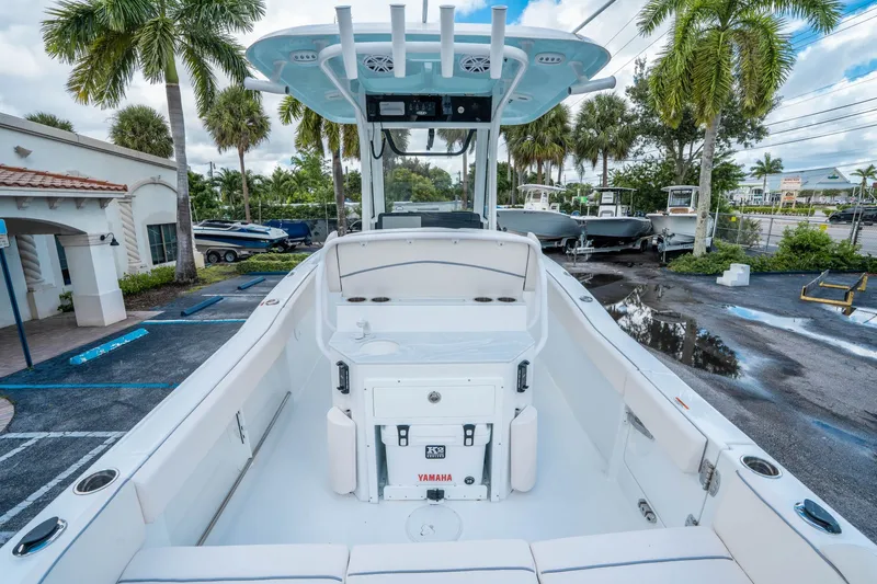 Slide: The Image of Sea Hunt Ultra 245 SE 2026 - 9