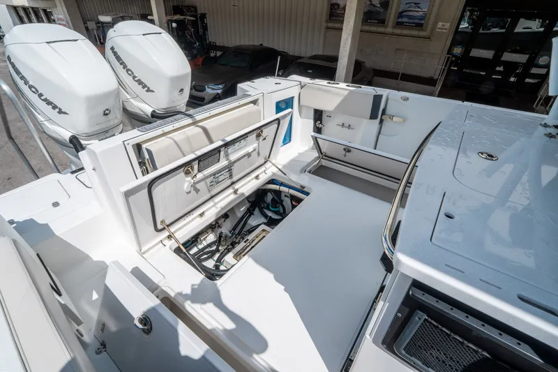 Slide: The Image of Blackfin 332 CC 2021 - 10