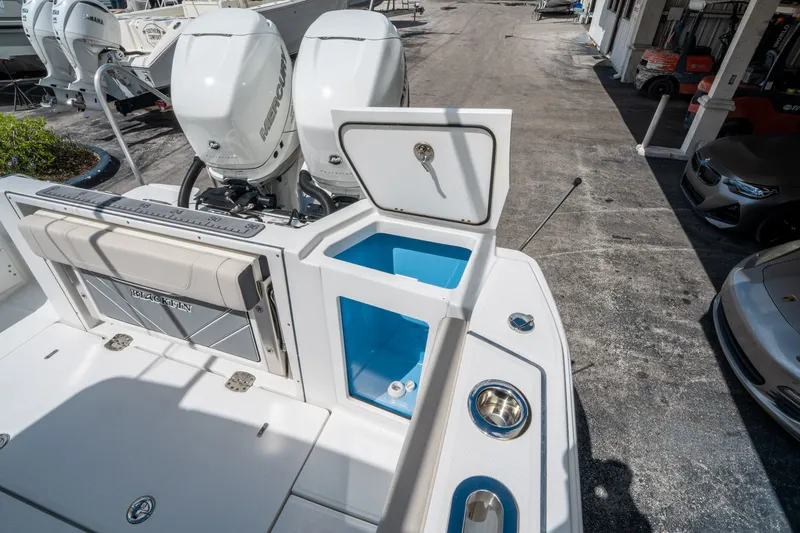 Slide: The Image of Blackfin 332 CC 2021 - 11