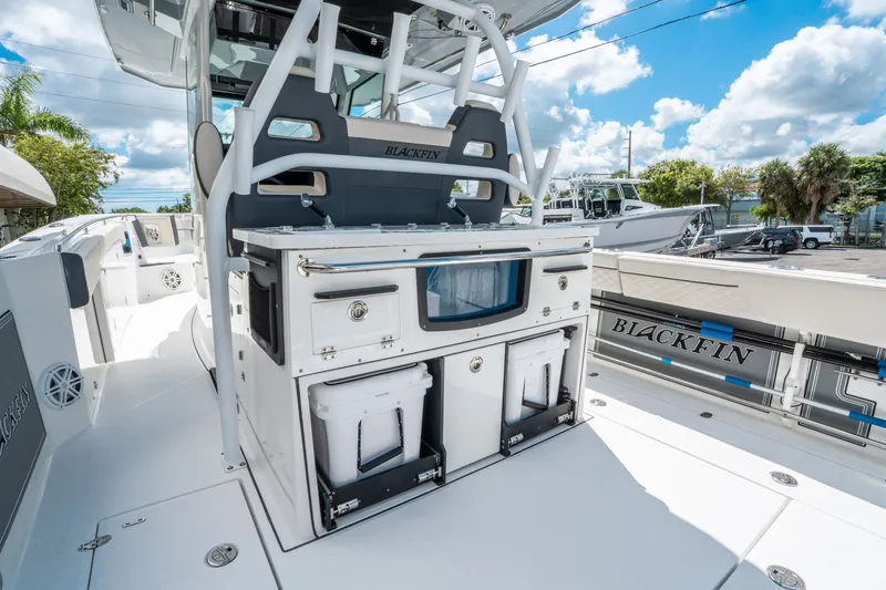 Slide: The Image of Blackfin 332 CC 2021 - 13