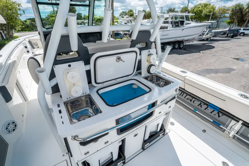 Slide: The Image of Blackfin 332 CC 2021 - 14