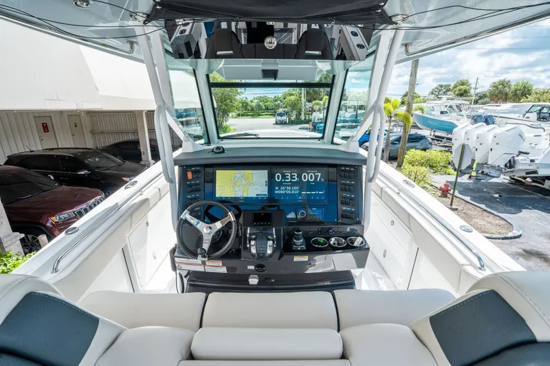 Slide: The Image of Blackfin 332 CC 2021 - 15