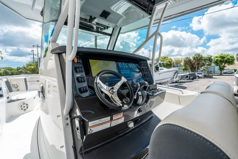 Slide: The Image of Blackfin 332 CC 2021 - 16