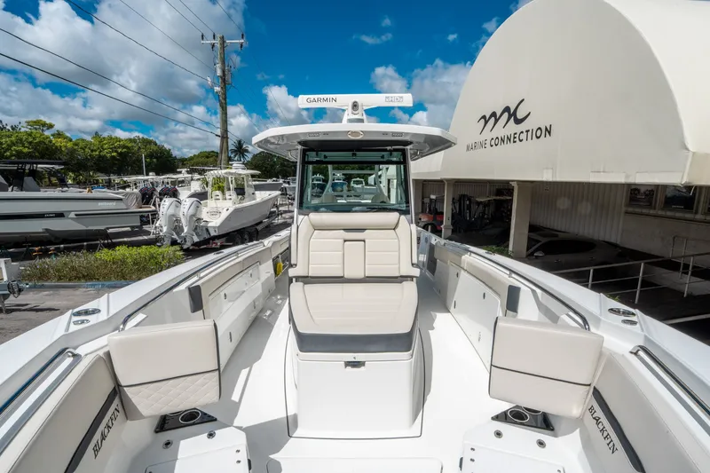 Slide: The Image of Blackfin 332 CC 2021 - 24