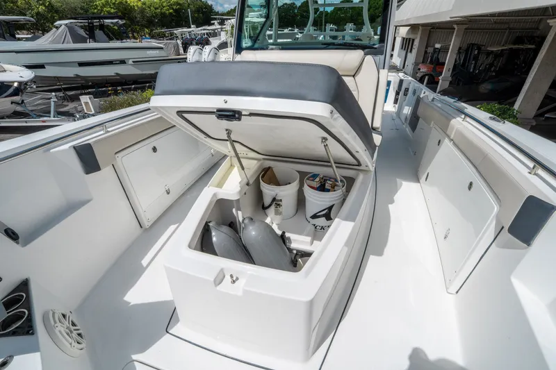 Slide: The Image of Blackfin 332 CC 2021 - 25