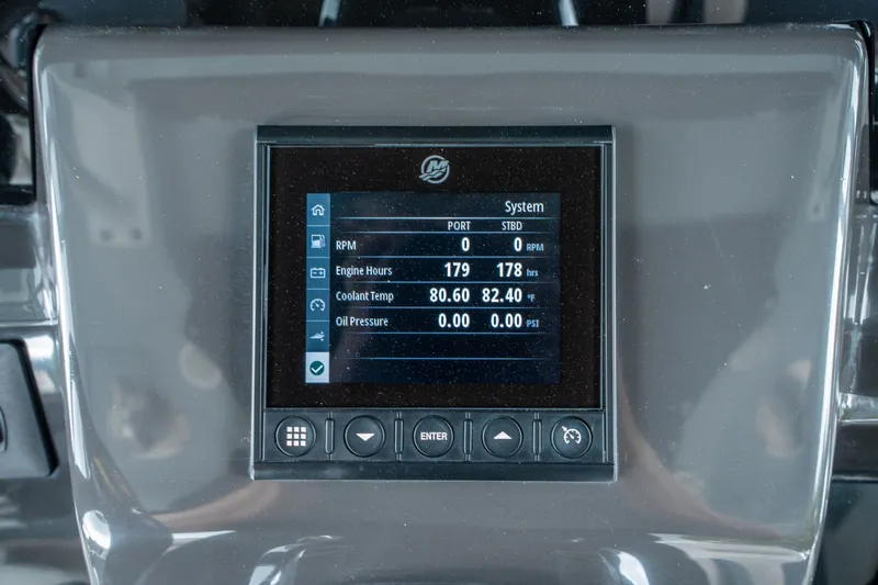 Slide: The Image of Blackfin 332 CC 2021 - 29