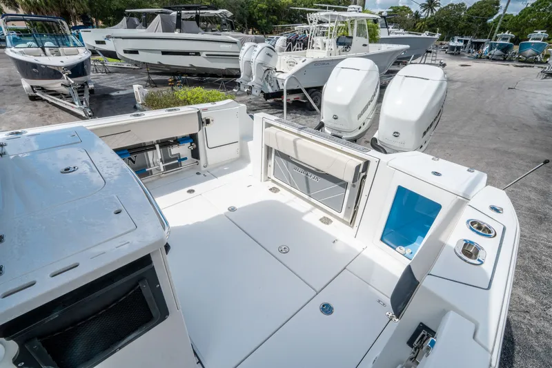 Slide: The Image of Blackfin 332 CC 2021 - 7