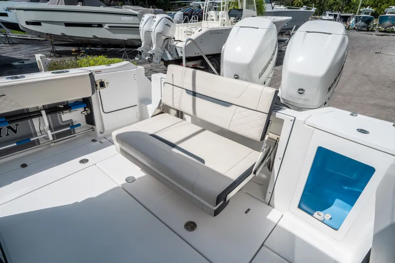 Slide: The Image of Blackfin 332 CC 2021 - 8