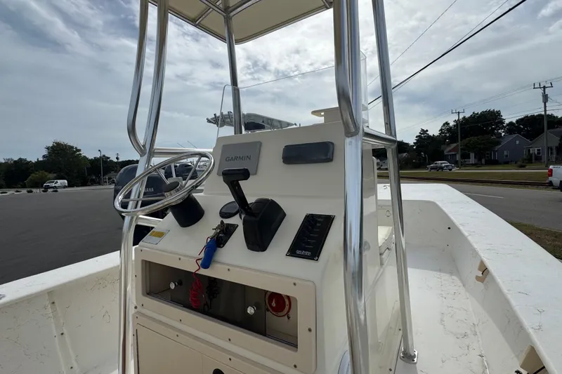 Slide: The Image of 2007 Jones Brothers 20 Bateau boat console with Garmin navigation system. - 6