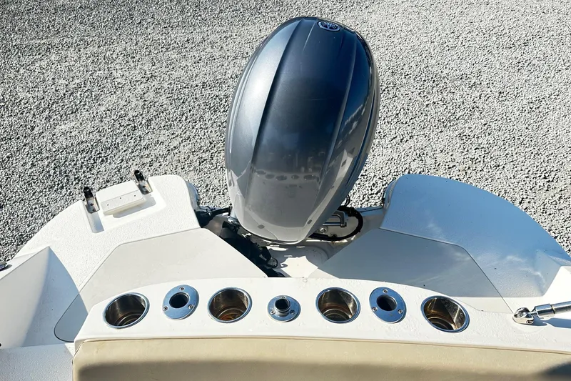 Slide: The Image of 2016 Stingray 192SC boat with outboard motor and cup holders on deck. - 11