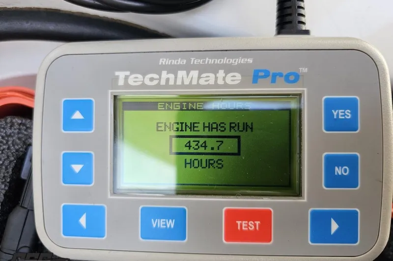 Slide: The Image of TechMate Pro displaying 434.7 engine hours for 2007 Cobalt 252. - 99
