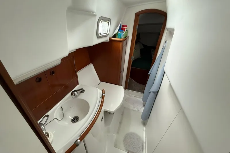 Slide: The Image of Beneteau Oceanis 36 CC - 18