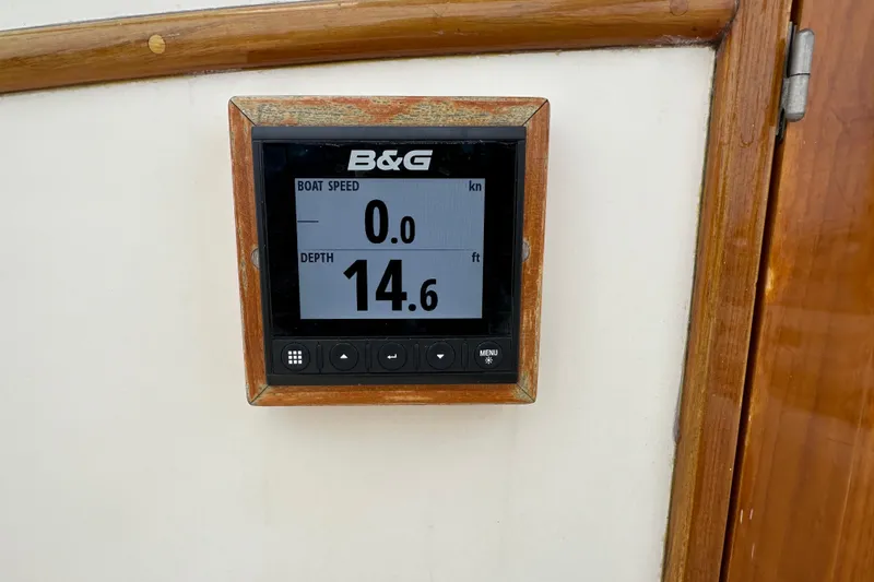 Slide: The Image of B&G marine display showing boat speed and depth on Morris M36, 2006 model. - 27