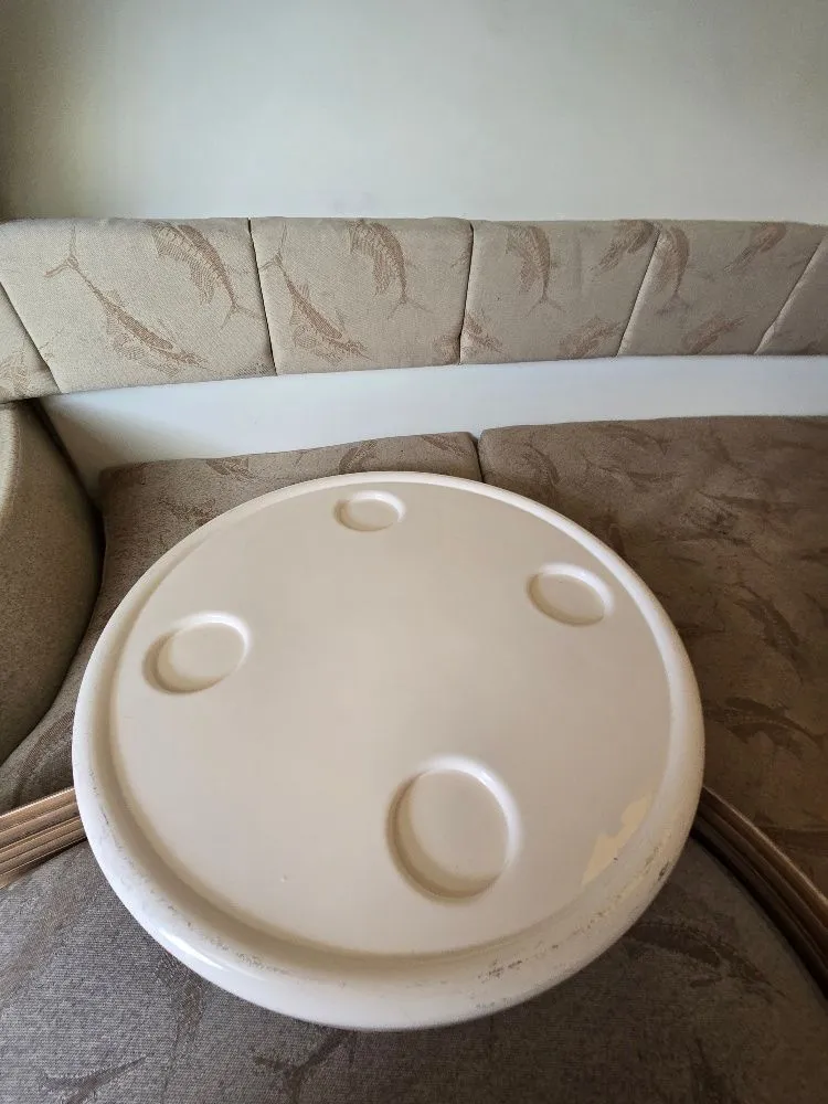 Slide: The Image of Round table on cushioned seating inside a 2005 Hydra-Sports Vector 2500 VX boat. - 22