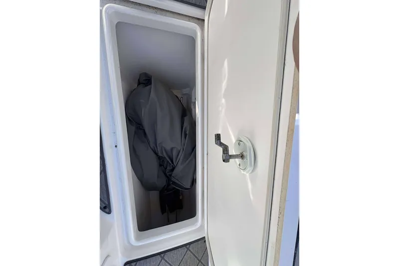 Slide: The Image of Storage compartment on a 2019 Yamaha 275 SE boat, featuring a closed lid and handle. - 16