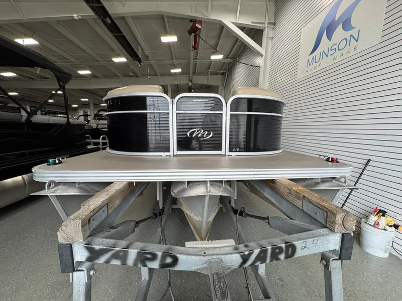 Slide: The Image of 2018 Manitou 21 Aurora LE Standard pontoon boat in showroom. - 25